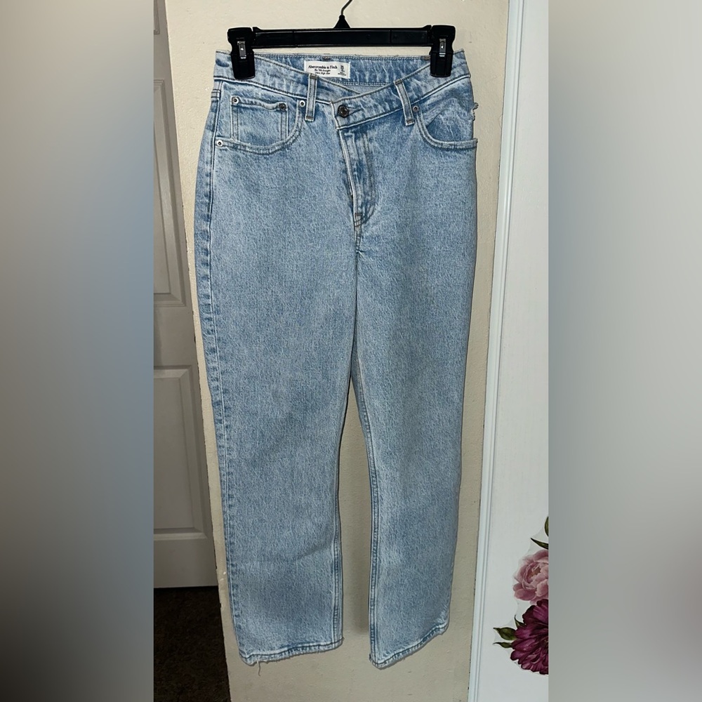 Abercrombie & Fitch Light Blue 90’s Straight Ultra High Rise Jeans 25 Curve Love